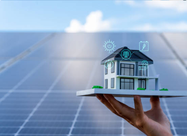 immagine di una casa con pannelli fotovoltaici